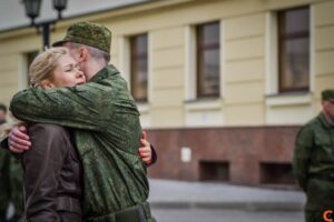 Мама провожает сына в армию