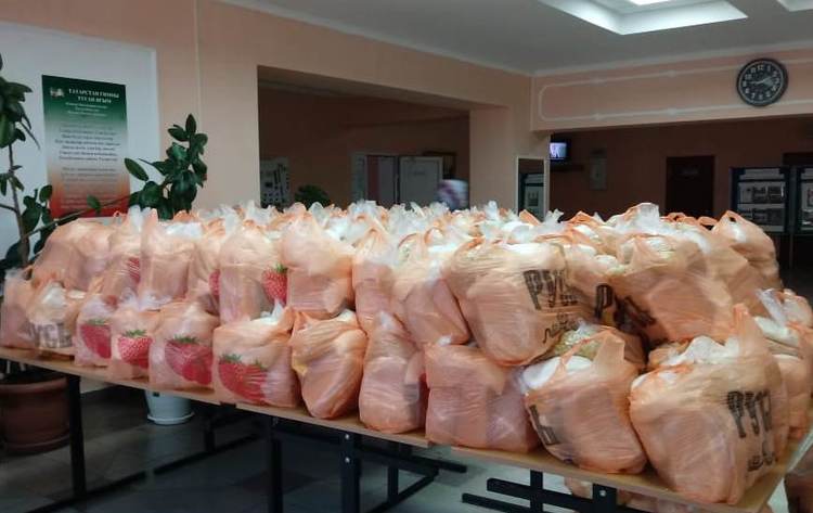 Школьникам-льготникам на дистанционке положены продуктовые наборы